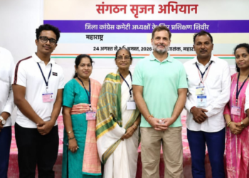 राहुल गांधींची ठाकूर कुटुंबियांशी आपुलकीची भेट