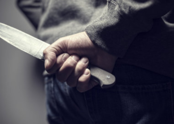 धक्कादायक! स्वतःच्या आईवरच सुरीने वार; मुलाला अटक