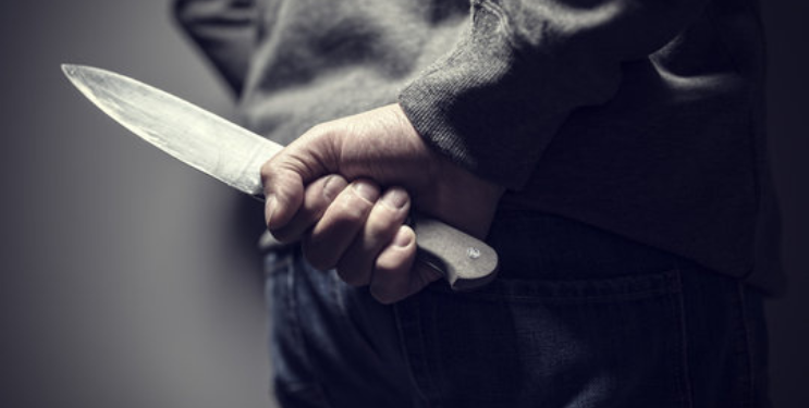 धक्कादायक! स्वतःच्या आईवरच सुरीने वार; मुलाला अटक