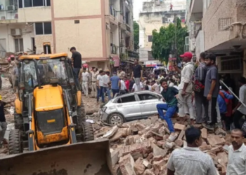 दिल्लीत पाच मजली इमारत कोसळली