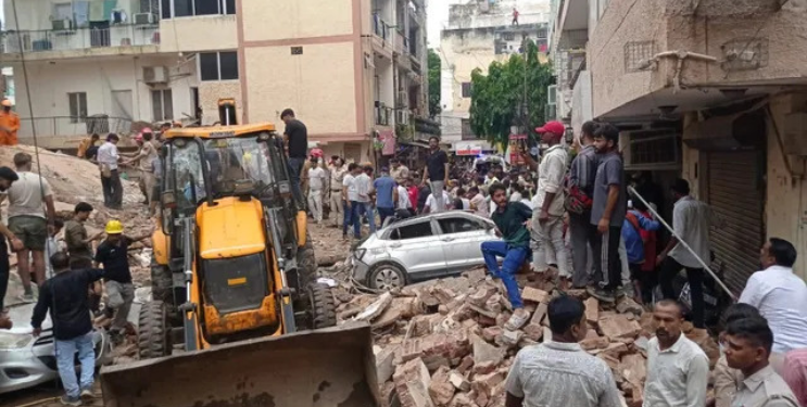 दिल्लीत पाच मजली इमारत कोसळली