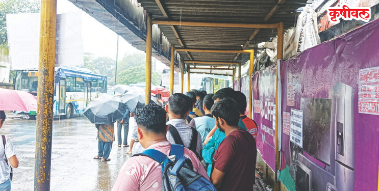 गळक्या छतामुळे प्रवाशांची गैरसोय