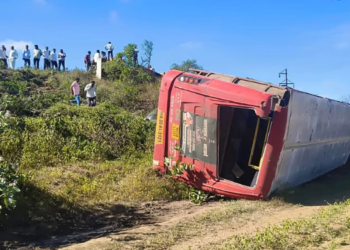 सुपे घाटात एसटी उलटून अपघात