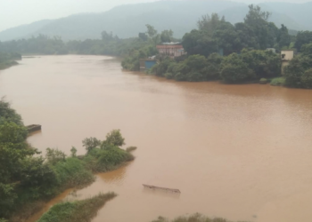 आंबा नदीमधून लालसर पाणी