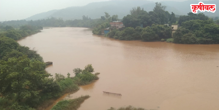 आंबा नदीमधून लालसर पाणी