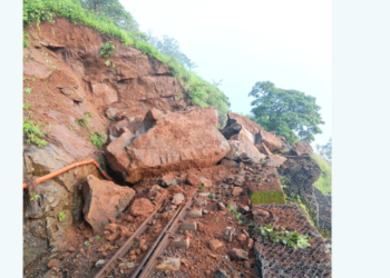मिनीट्रेनच्या मार्गात दरड कोसळली