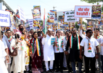 निवडणूक आयुक्तांच्या बडतर्फसाठी काँग्रेस आक्रमक