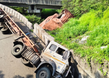 मुंबई-पुणे एक्स्प्रेसवेवर कंटेनर पलटी