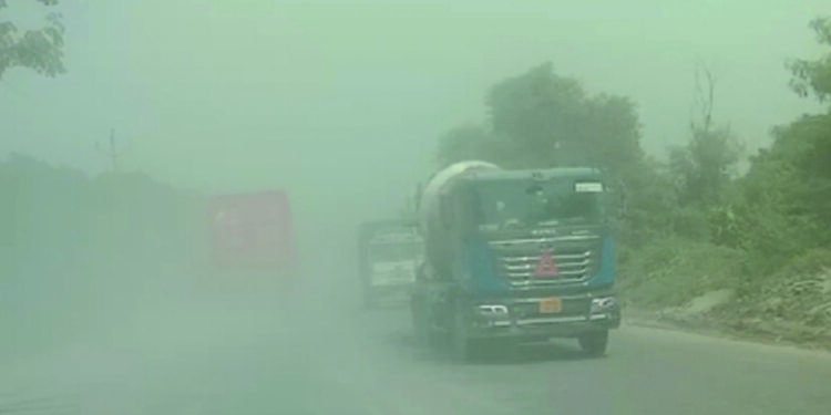 उरणच्या रस्त्यावर प्रदूषणाची ‌‘धुळवड‌’