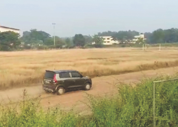 संकुलाच्या धावपट्टीवर चारचाकी सुसाट