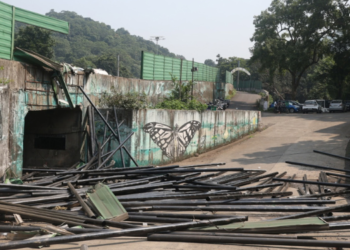 कर्नाळा खिंडीत ट्रकमधून कोसळले लोखंडी पाईप