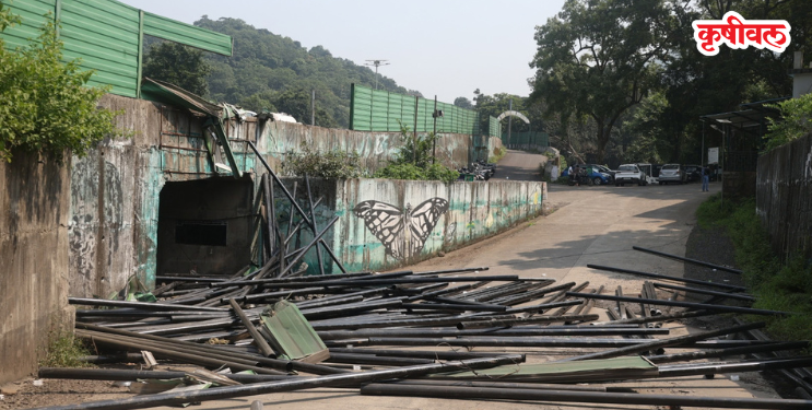 कर्नाळा खिंडीत ट्रकमधून कोसळले लोखंडी पाईप