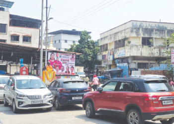महात्मा गांधींच्या पुतळ्याभोवती वाहनांचा गराडा