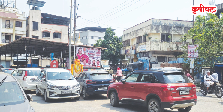 महात्मा गांधींच्या पुतळ्याभोवती वाहनांचा गराडा