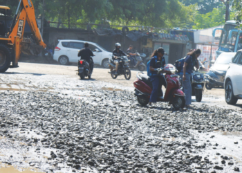 रस्त्यात खडी पसरल्याने वाहनचालकांची कसरत