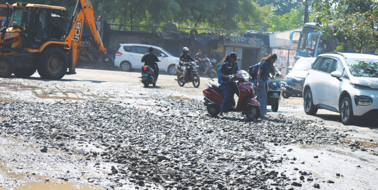 रस्त्यात खडी पसरल्याने वाहनचालकांची कसरत