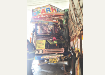 ब्रेक निकामी ट्रकची धडक