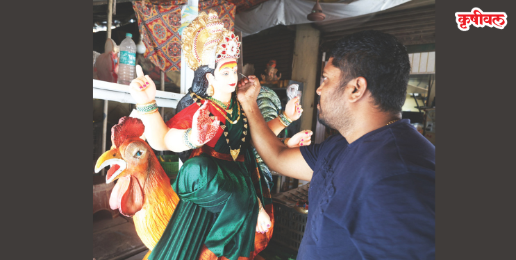 मूर्तिकारांकडून देवीच्या मूर्तींना अंतिम साज