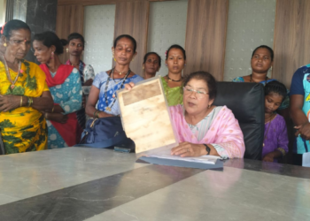 आदिवासींची जमीन हिरावणारे नार्वेकर कोण?