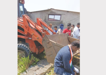 बुलडोझर कारवाईने संसार उद्ध्वस्त