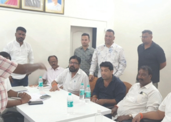 महावितरण कार्यालयावर ठाकरे सेनेची धडक