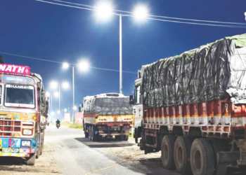 कोलाड रेल्वे स्टेशनसमोर बेशिस्त पार्किंगचा विळखा