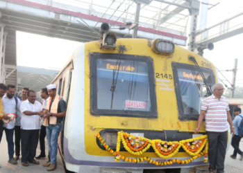 पनवेल स्थानकात रेल्वेची पूजा