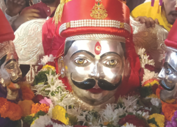 श्री धाविर महाराजांना सशस्त्र मानवंदना