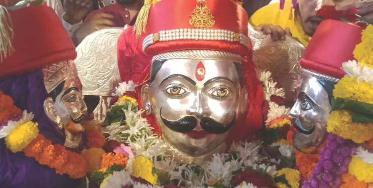 श्री धाविर महाराजांना सशस्त्र मानवंदना