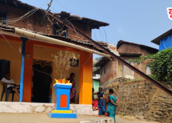 चिंचोटीत जीर्ण वीजखांब घरावर कोसळला