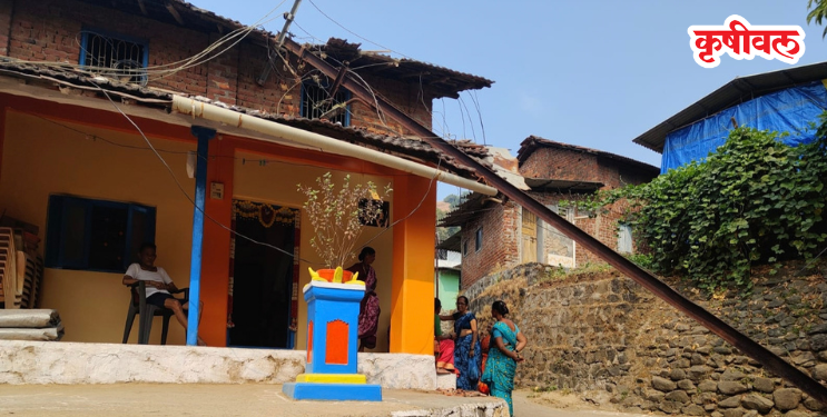 चिंचोटीत जीर्ण वीजखांब घरावर कोसळला