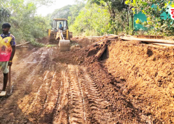 सावळे गावाकडे जाणाऱ्या रस्त्याच्या कामाला प्रारंभ