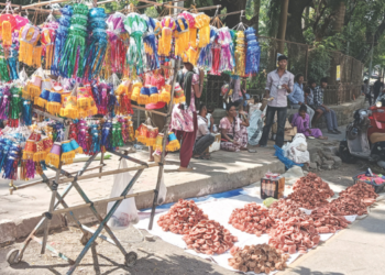 मातीच्या पणत्यांचा पारंपरिक उजेड कायम