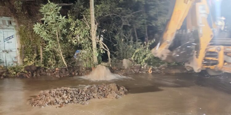 आधीच पाणीटंचाई त्यात एमएसआयडीसीच्या जेसीबीने पाण्याची लाईन फोडली; पहा व्हिडीओ..